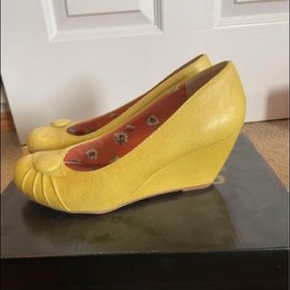 Amazing yellow shoes - Picture 3 of 4